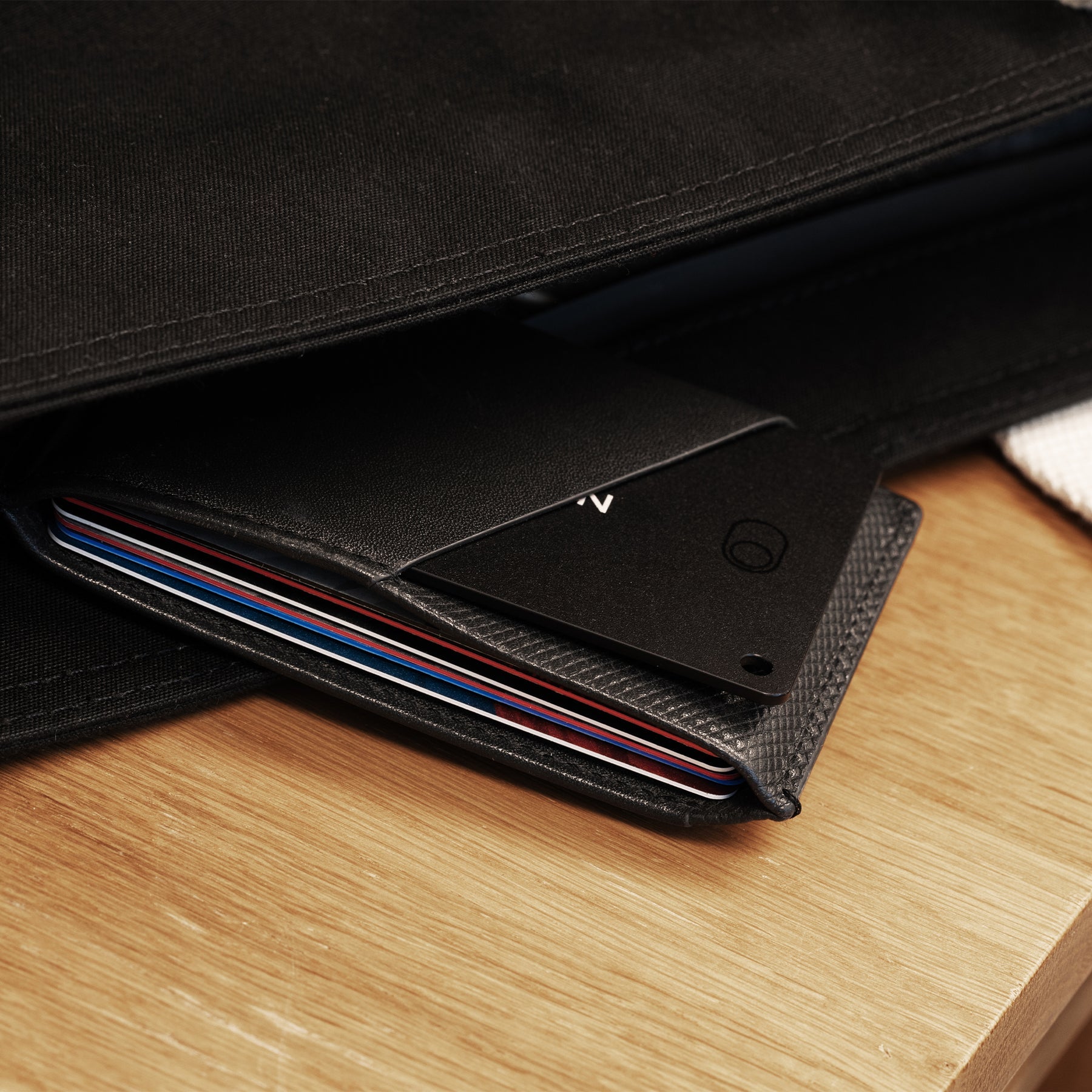 Native Union Find It Card The ultra-thin rechargeable tracker that fits in your wallet